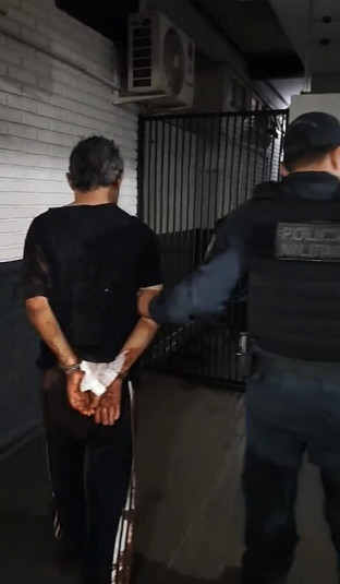 Motorista bate em veículos durante fuga e polícia atira nos pneus de caminhonete