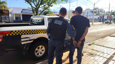 Mecânico pega carro sem autorização, bebe e é encontrado dormindo em via movimentada