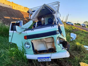 Colisão entre Kombi e carreta mata casal na BR-163