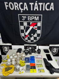 Foragido e colega são presos com drogas, objetos e simulacro de arma na Vila Cachoeirinha