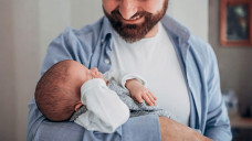 Novos prazos para licença-paternidade valem a partir de 2027; entenda