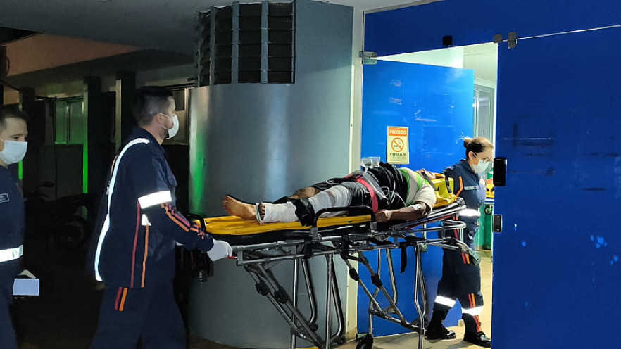 Mãe e duas crianças ficam feridas após acidente ao sair de mercado em Dourados