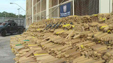 PM apreende três toneladas de drogas, fuzis e pistolas na Maré