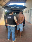 Autor sendo colocado na viatura do SIG; Foto: Divulgação/PC