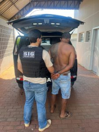 Autor sendo colocado na viatura do SIG; Foto: Divulgação/PC