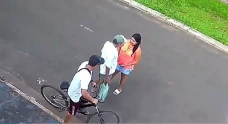 VÍDEO: Casal é identificado e indiciado por roubar idoso em plena luz do dia