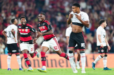 Flamengo vence o Vitória no Maracanã e larga na frente na Copa do Brasil