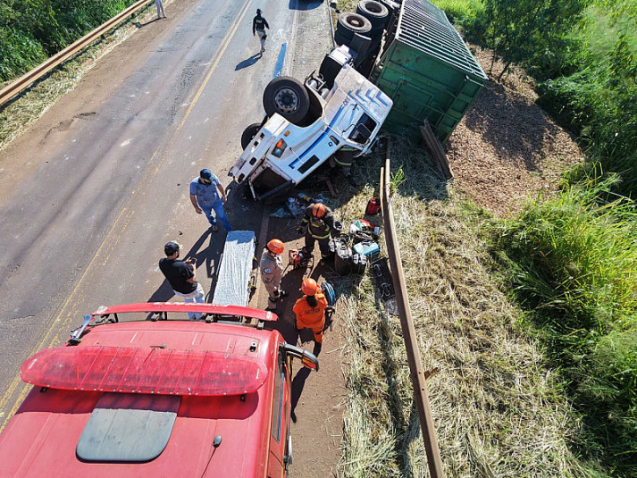 Motorista desvia de veículo e carreta tomba na BR-463; vítima é socorrida consciente