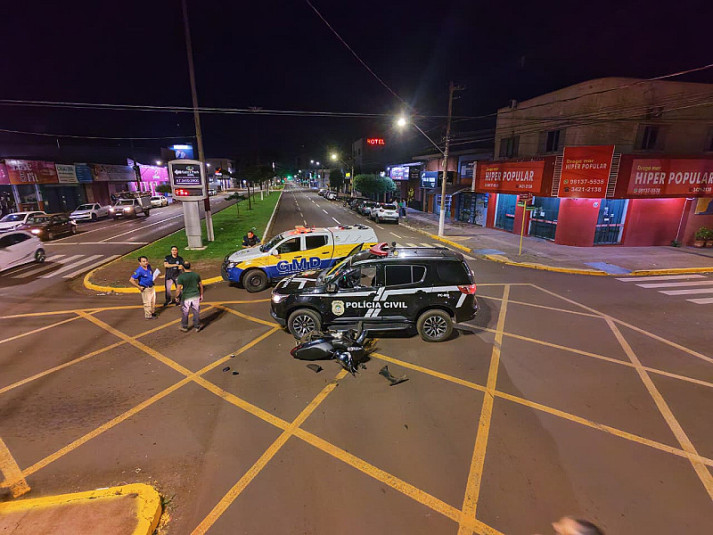Com sirene ligada, viatura se envolve em batida com moto e deixa ferido em Dourados