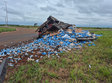 Carreta carregada de cerveja tomba entre Dourados e Ponta Porã