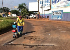 Prefeitura de Dourados está tapando buracos e recolhendo toneladas de lixo dos canteiros da cidade