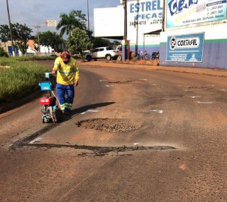 Prefeitura de Dourados está tapando buracos e recolhendo toneladas de lixo dos canteiros da cidade