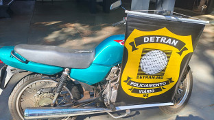 Homem com mandado é preso após furar sinal com moto furtada
