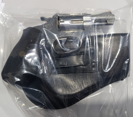 Após denúncias de moradores, homens são presos com arma e munições