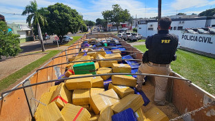 Caminhoneiro é preso com 8,3 toneladas de maconha na BR-163