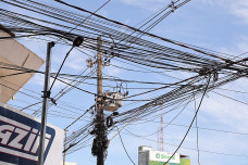 Prefeitura vai multar empresas de telefonia e internet por fios em postes