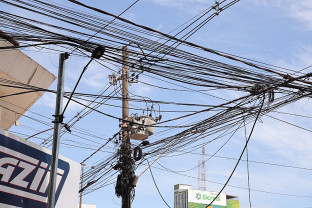Prefeitura vai multar empresas de telefonia e internet por fios em postes