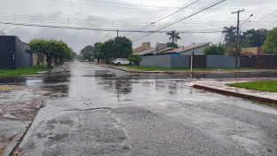 Domingo de chuva forte durante o dia e à noite diminui em Dourados