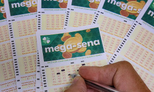 Mega-sena acumula e próximo prêmio será de R$ 300 milhões; veja os números