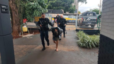 Rapaz diz vender drogas desde os 16 anos após ser preso armado em Dourados