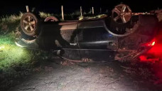 Traficante capota carro com 1,5 tonelada de maconha durante perseguição e foge a pé
