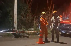 Motociclista morre após perder controle da direção e bater em poste
