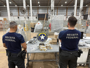 Receita apreende quase R$ 2 milhões em mercadorias e veículos