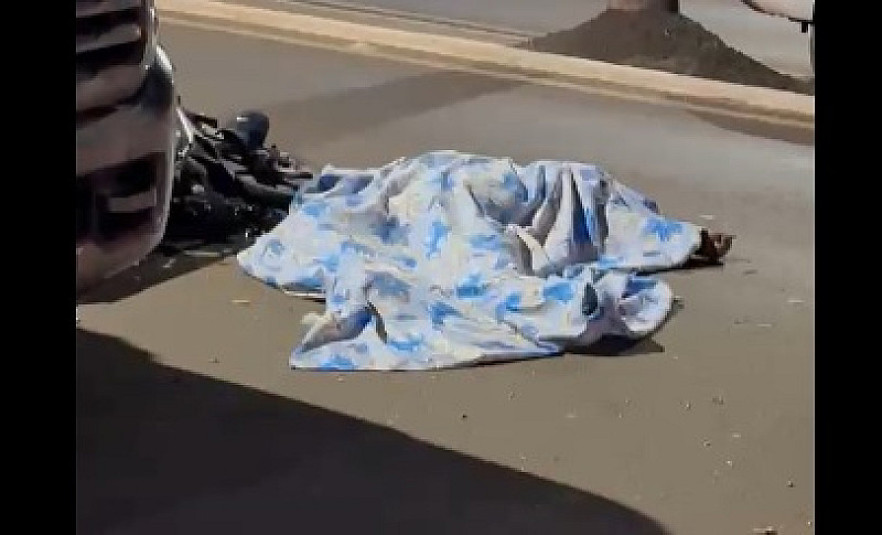 Motociclista tem cabeça esmagada ao ser atingido por caminhão em Deodápolis