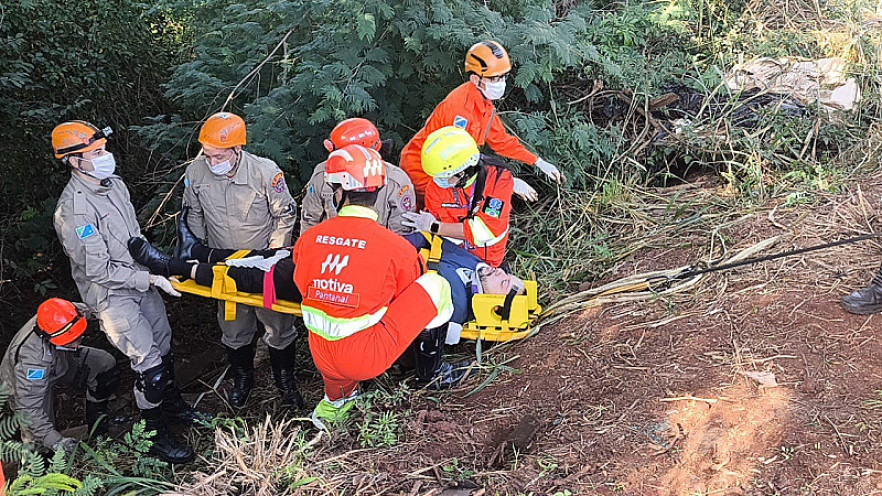 Após perder o controle da direção, motorista cai em buraco e bate contra árvore na BR-163
