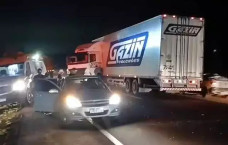 Batida entre ambulância, carreta e carro deixa 12 feridos na BR-163
