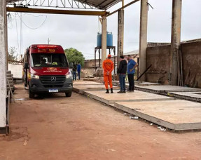 Trabalhador fica gravemente ferido após ser atingido por placa de concreto