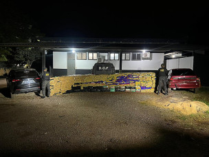 Carros são apreendidos com 2,4 toneladas de drogas na fronteira