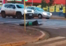 Motorista de ônibus desce do veículo para retirar homem da pista na Marcelino Pires