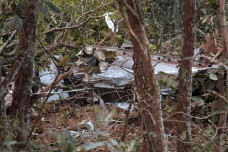 Avião cai em Campo Grande e 2 pessoas são encontradas mortas presas às ferragens