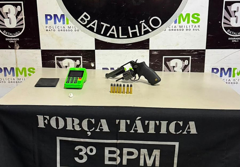Após denúncia, homem é preso com revólver e cocaína na Vila Toscana