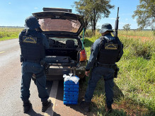 Homem é preso e adolescente apreendido com cocaína e maconha; menor dirigia carro
