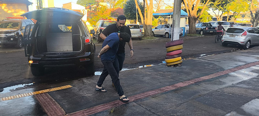 “Eu precisava comprar comida pra mim família”, diz homem preso após assaltar mulher em Dourados