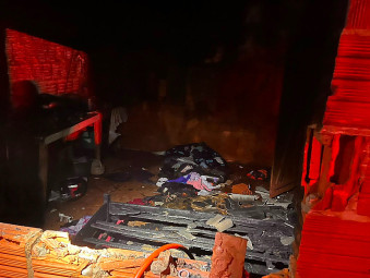 Família é resgatada de casa em chamas em cidade de MS na fronteira com o Paraguai