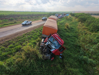 Motociclista fica ferido após colisão entre carretas próximo ao Hospital Regional