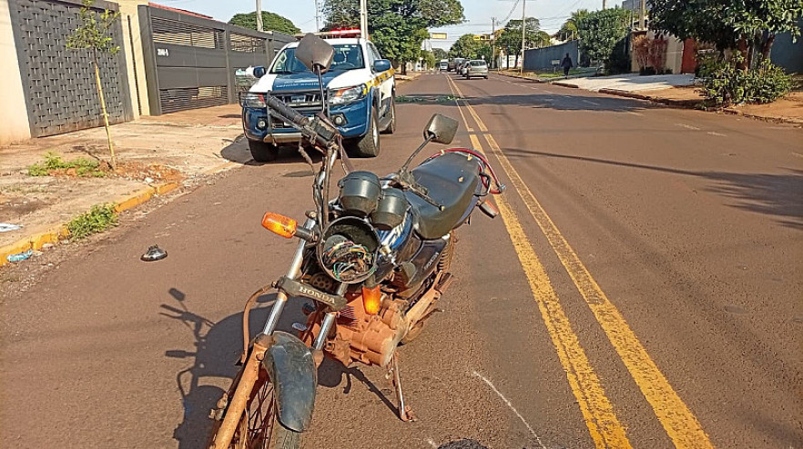 Motociclista fica gravemente ferido após caminhonete fazer retorno proibido em Dourados