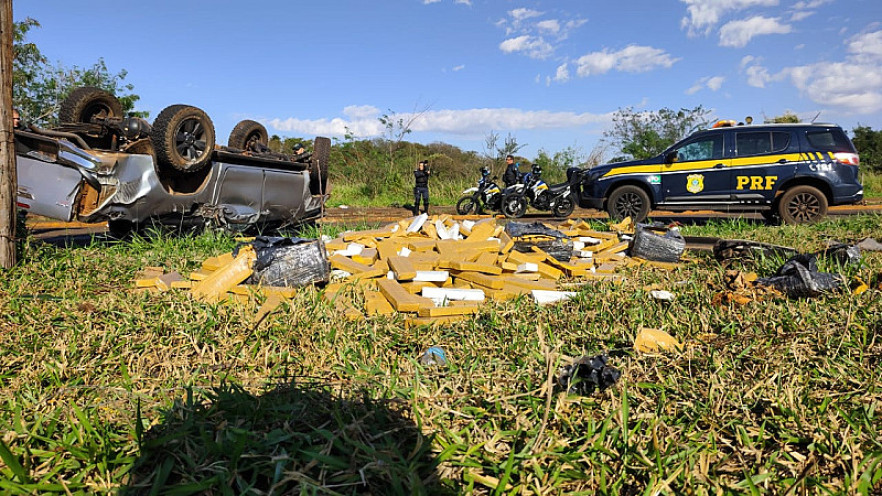 PRF intercepta caminhonete com drogas após perseguição; motorista foge a pé