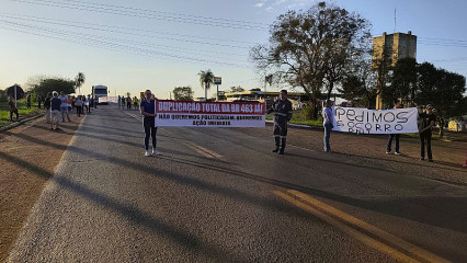 Após acidentes fatais, moradores fecham BR-463 e cobram duplicação
