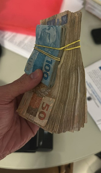 "Bolo" de dinheiro apreendido durante a operação de hoje; Foto: Divulgação/PF
