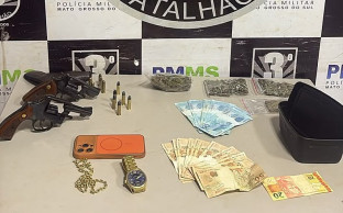 Polícia apreende 2 revólveres, maconha e dinheiro durante abordagem em bar