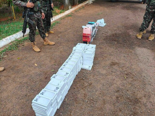 Policial é preso em flagrante com iPhones e perfumes contrabandeados