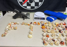 Suspeita revela depósito de drogas e arma ao tentar livrar irmão de prisão em Dourados