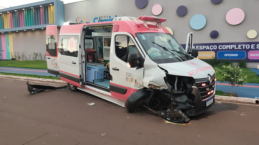 Motorista e 4 crianças ficam feridas após colisão com ambulância do Samu