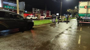 Motociclista de 19 anos morre após bater na traseira de caminhão em avenida de Dourados