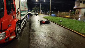 Motociclista de 19 anos morre após bater na traseira de caminhão em avenida de Dourados