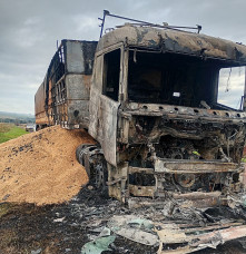 Carreta carregada com soja explode após incêndio na MS-276